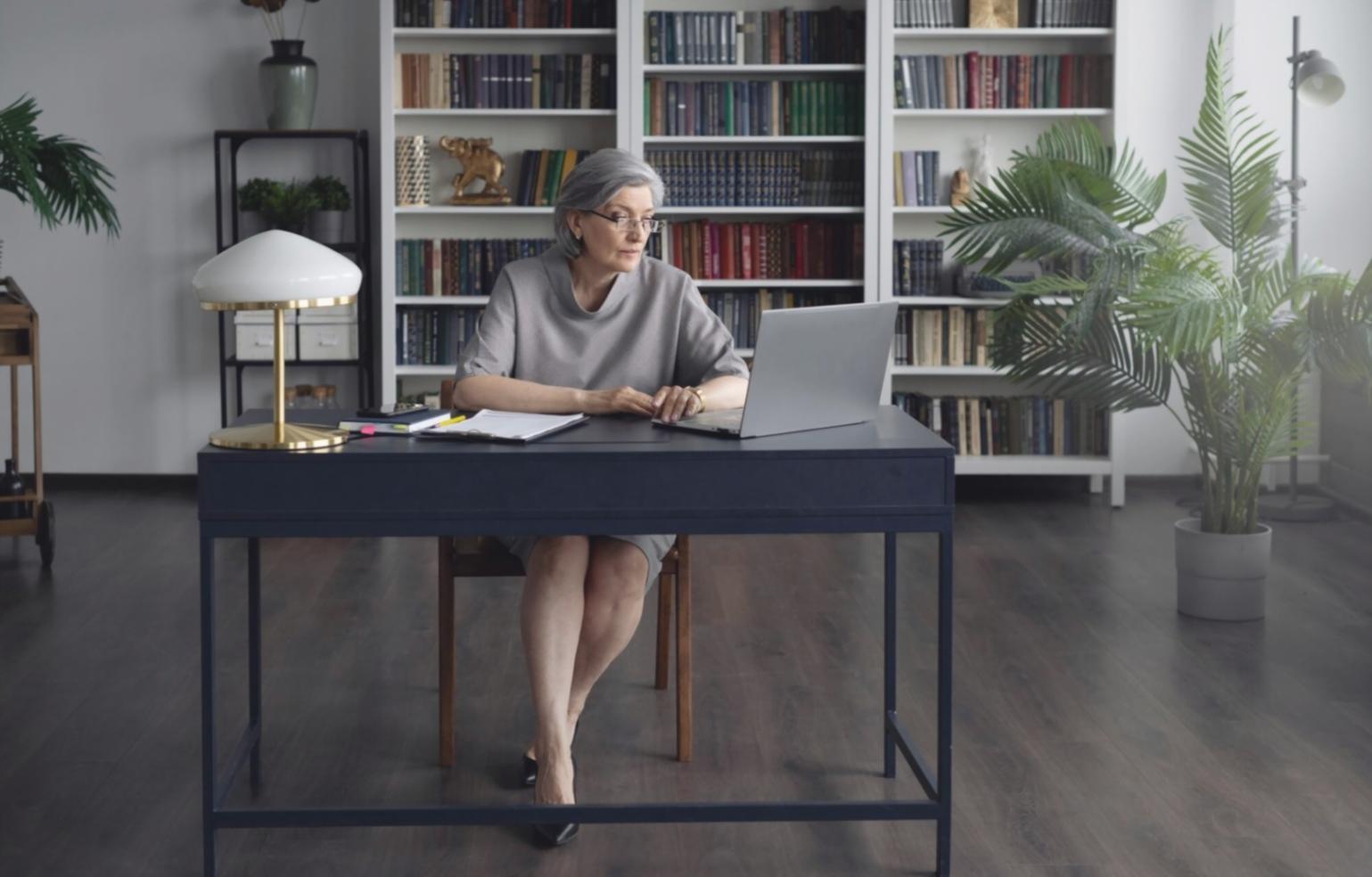 Persona desarrollando habilidades financieras